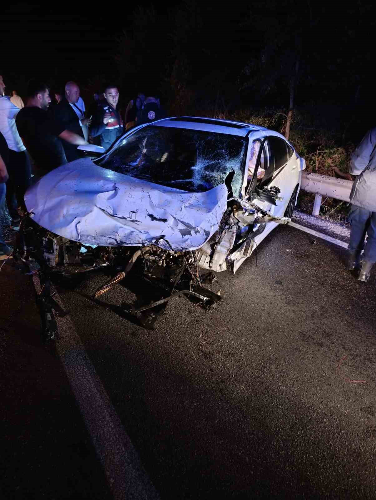 İki otomobil kafa kaya çarpıştı: 4 yaralı