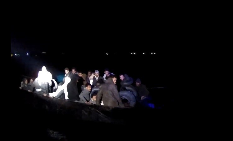 İzmir açıklarında 56 düzensiz göçmen yakalandı