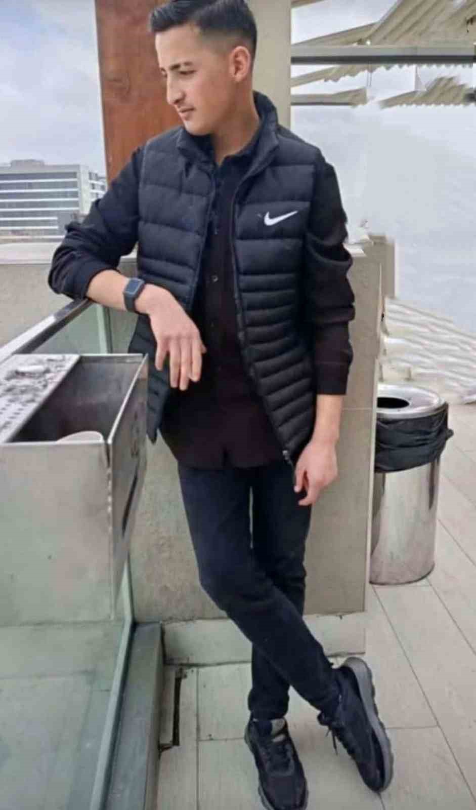 Kardeşinin d&uuml;ğ&uuml;n&uuml; i&ccedil;in masa sandalye taşırken kaza ge&ccedil;iren gen&ccedil; hayatını kaybetti
