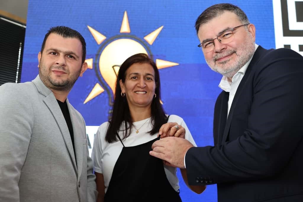 AK Partili Saygılı, Kemalpaşa’da yeni üyelere rozet taktı; CHP’den de katılım var