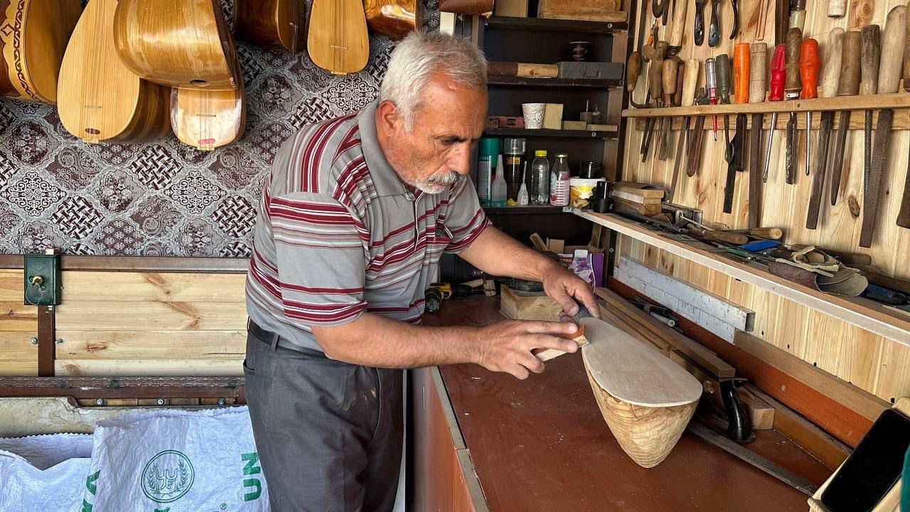 Depremde atölyesi yıkılan saz ustasına yer tahsis edildi