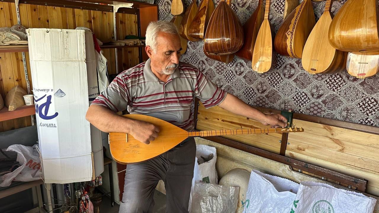 Depremde at&ouml;lyesi yıkılan saz ustasına yer tahsis edildi
