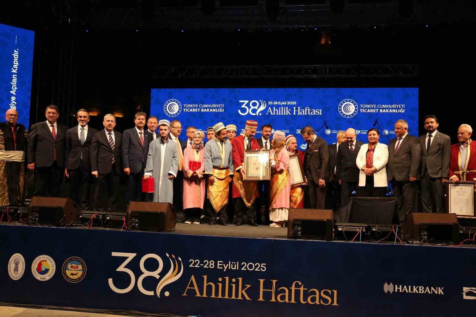 Yılın T&uuml;rkiye &Ccedil;ırağı Rahime Nur Altın, &ouml;d&uuml;l&uuml;n&uuml; Bakan Bolat&rsquo;tan aldı
