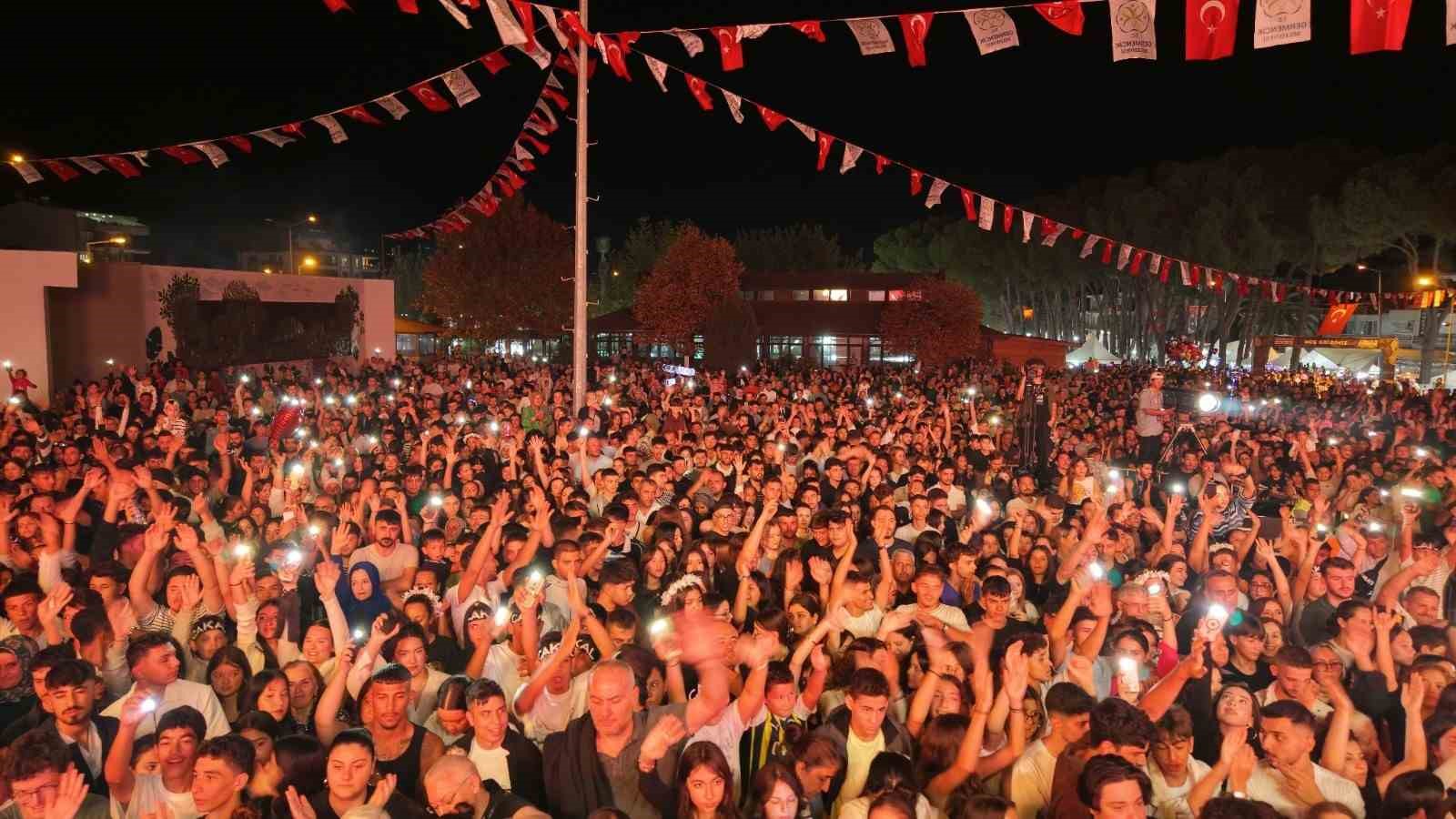 Germencik&rsquo;te binlerce gen&ccedil; konserle coştu
