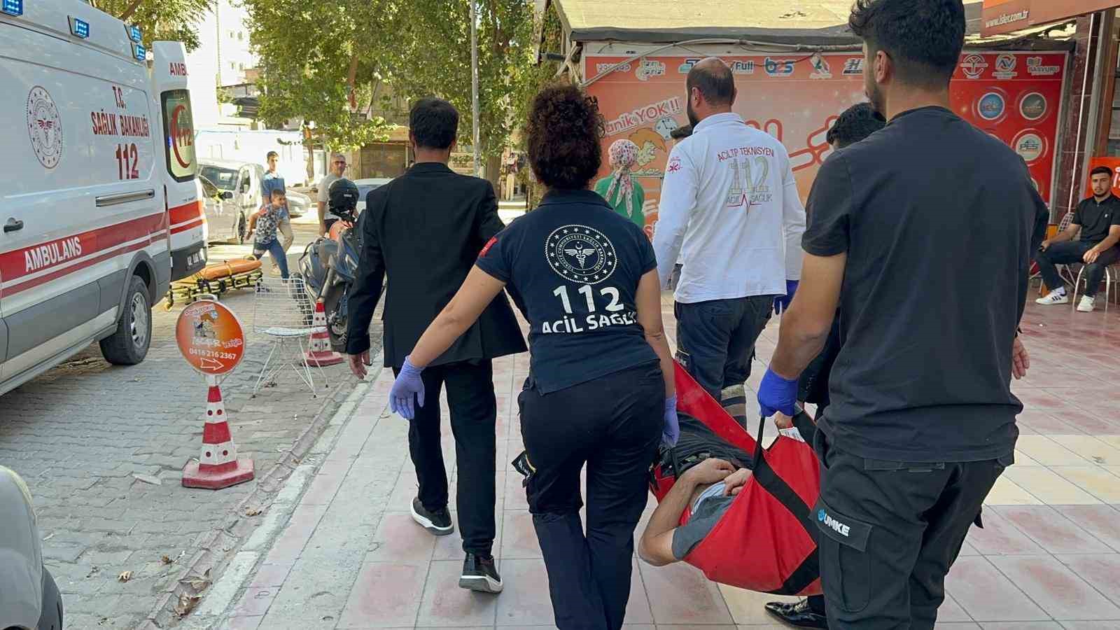 Madde bağımlısı kaldırıma yığılıp kaldı