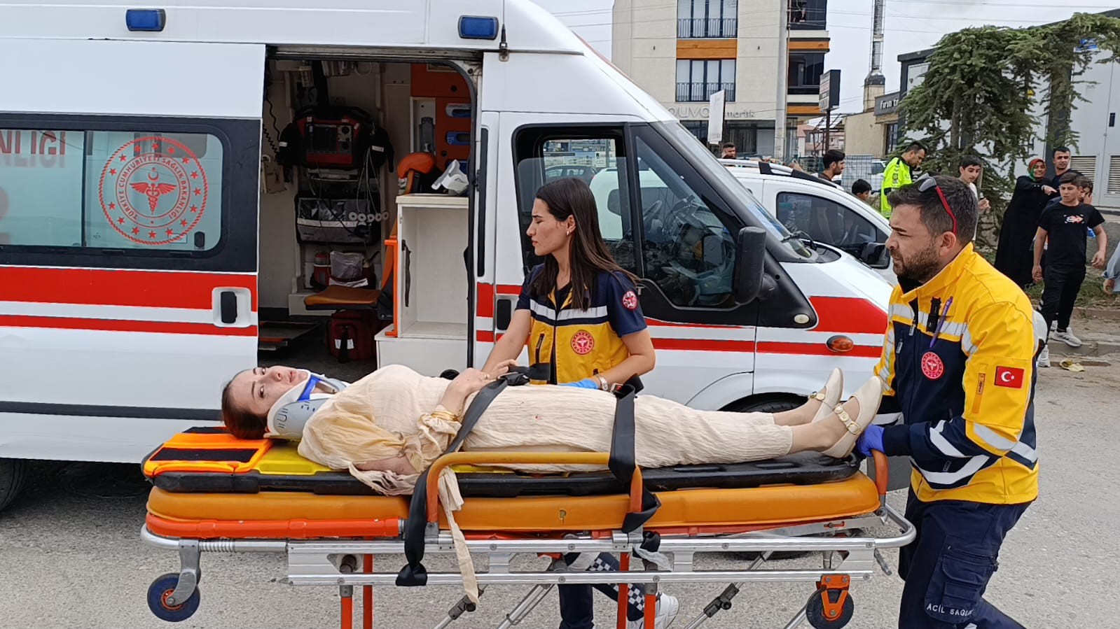 İki otomobil çarpıştı, 3 kişi yaralandı