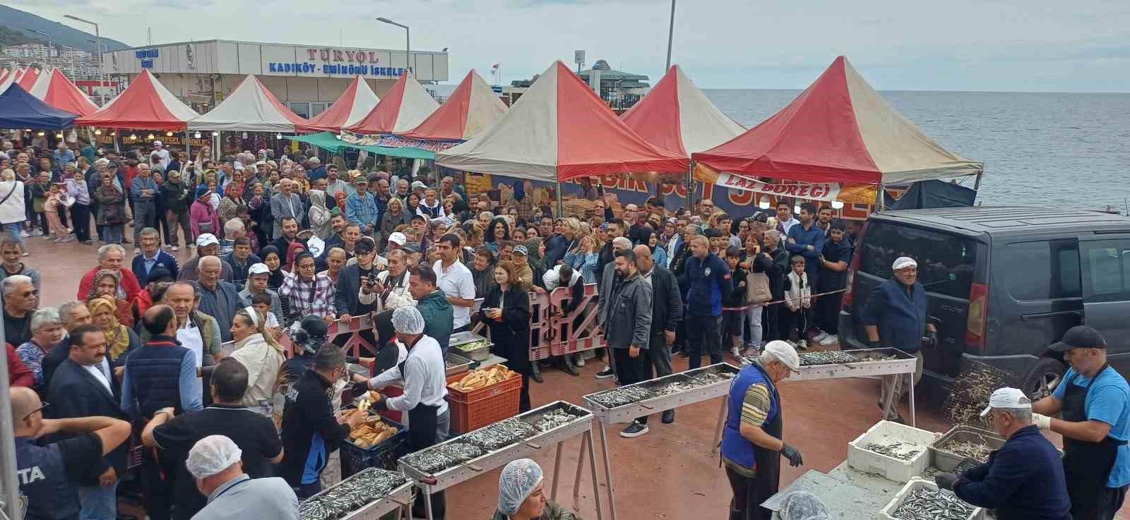 2. Çınarcık Hamsi Festivali’nde 4 ton balık ikram edildi
