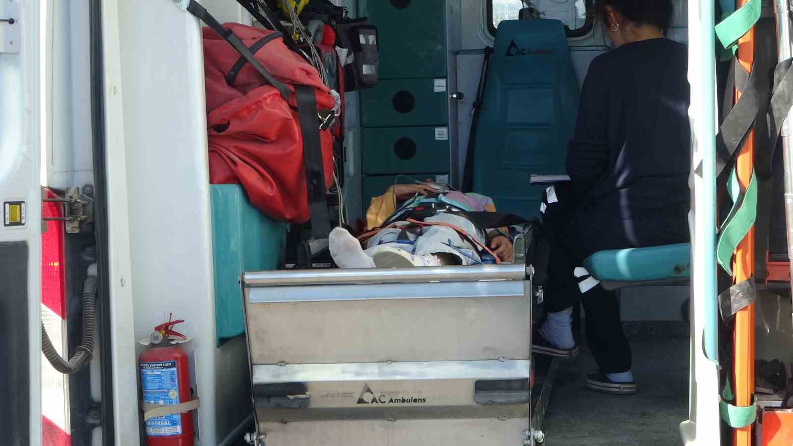 Kontrolden &ccedil;ıkan ara&ccedil; bah&ccedil;e duvarına &ccedil;arptı, anne ile 3 &ccedil;ocuğu yaralandı
