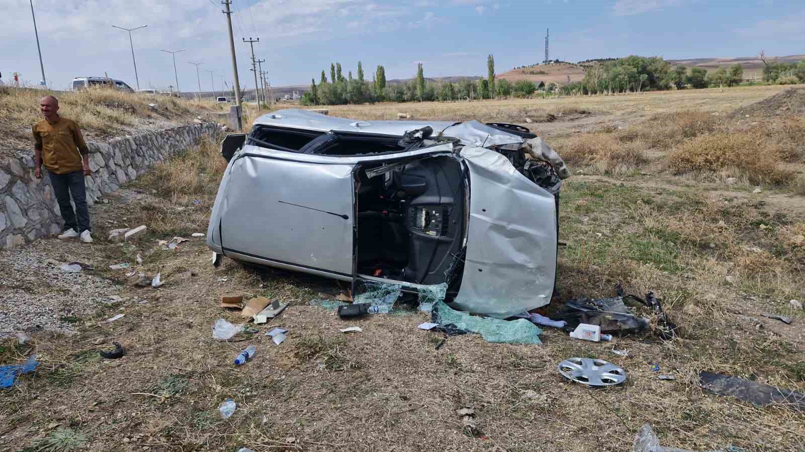 Düğün konvoyundaki otomobil tarlaya yuvarlandı: 2 yaralı