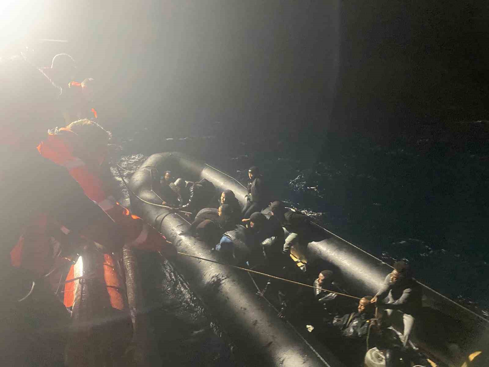 İzmir a&ccedil;ıklarında iki operasyon: 32 d&uuml;zensiz g&ouml;&ccedil;men yakalandı, 35 g&ouml;&ccedil;men kurtarıldı
