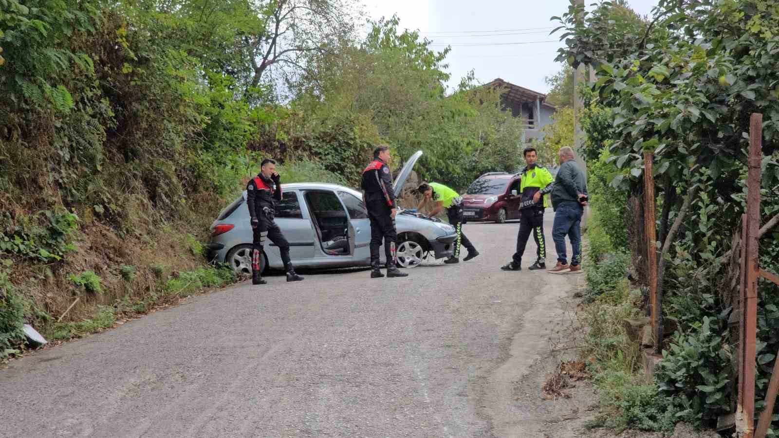 "Dur" ihtarına uymayıp kaza yapan sürücü yaya olarak kaçmaya çalıştı