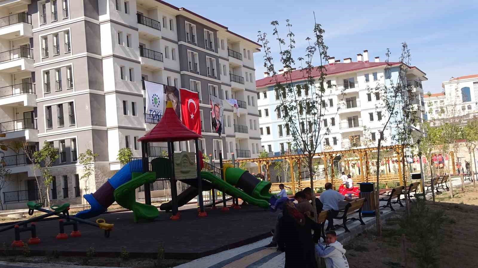 Yozgat’ta yapımı tamamlanan 184 konut ve 9 iş yeri hak sahiplerine teslim edildi