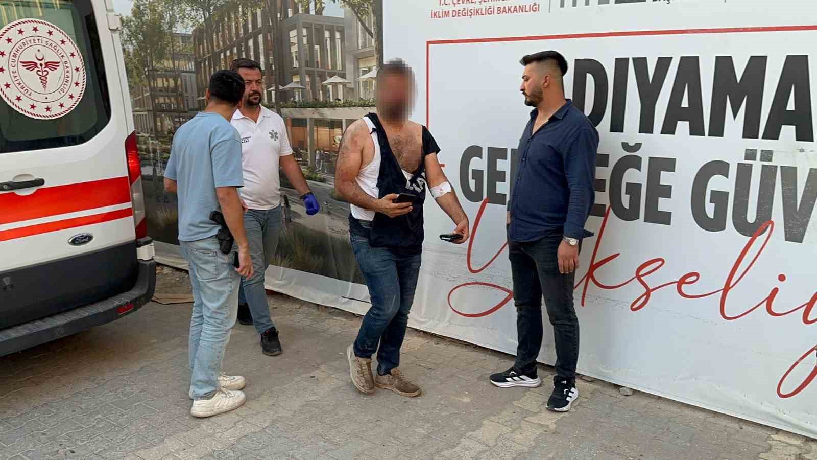 Adıyaman&rsquo;da sokak ortasında bı&ccedil;aklı saldırıya uğrayan 2 kişi yaralandı
