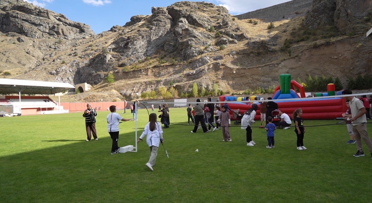 Gümüşhane’de düzenlenen şenlikte yüzlerce çocuk doyasıya eğlendi