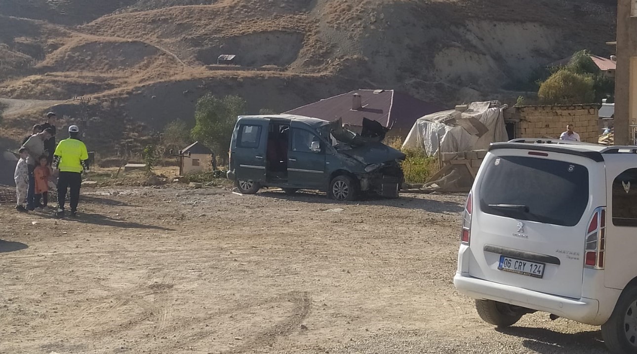 Hakkari&rsquo;de virajı alamayan otomobil devrildi: 1&rsquo;i ağır 4 yaralı
