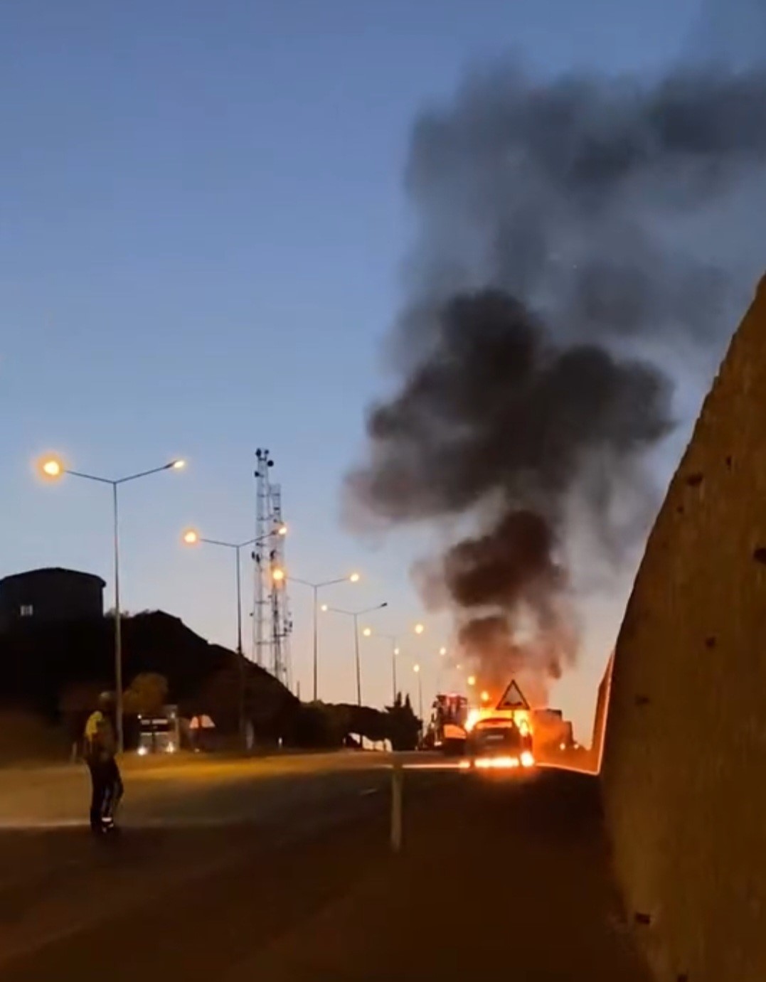 Elazığ’da seyir halindeki otomobil yandı