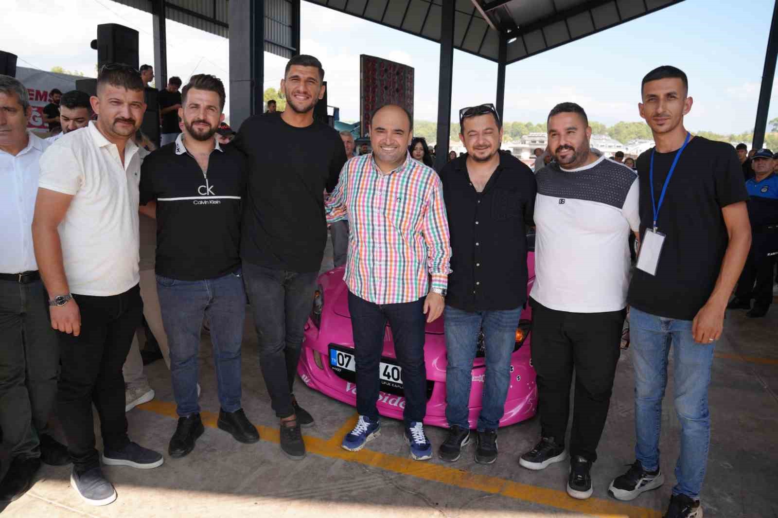Otomobil ve modifiye tutkunları Seydikemer&rsquo;de buluştu
