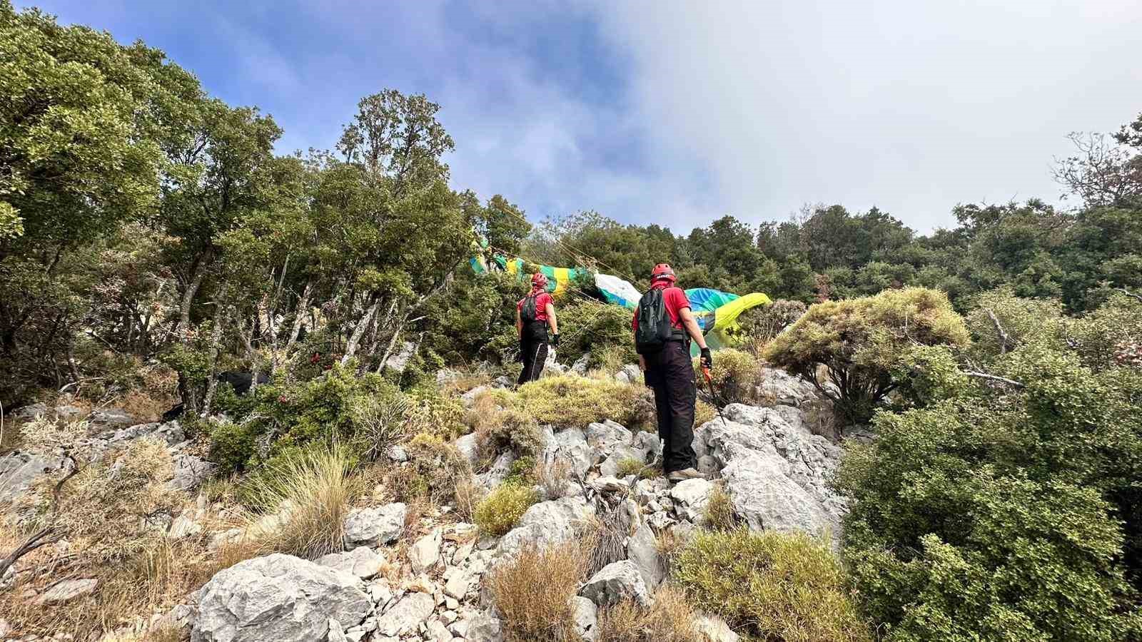 Fethiye&rsquo;de ormanlık alana d&uuml;şen paraş&uuml;t&ccedil;&uuml;leri JAK ekipleri kurtardı
