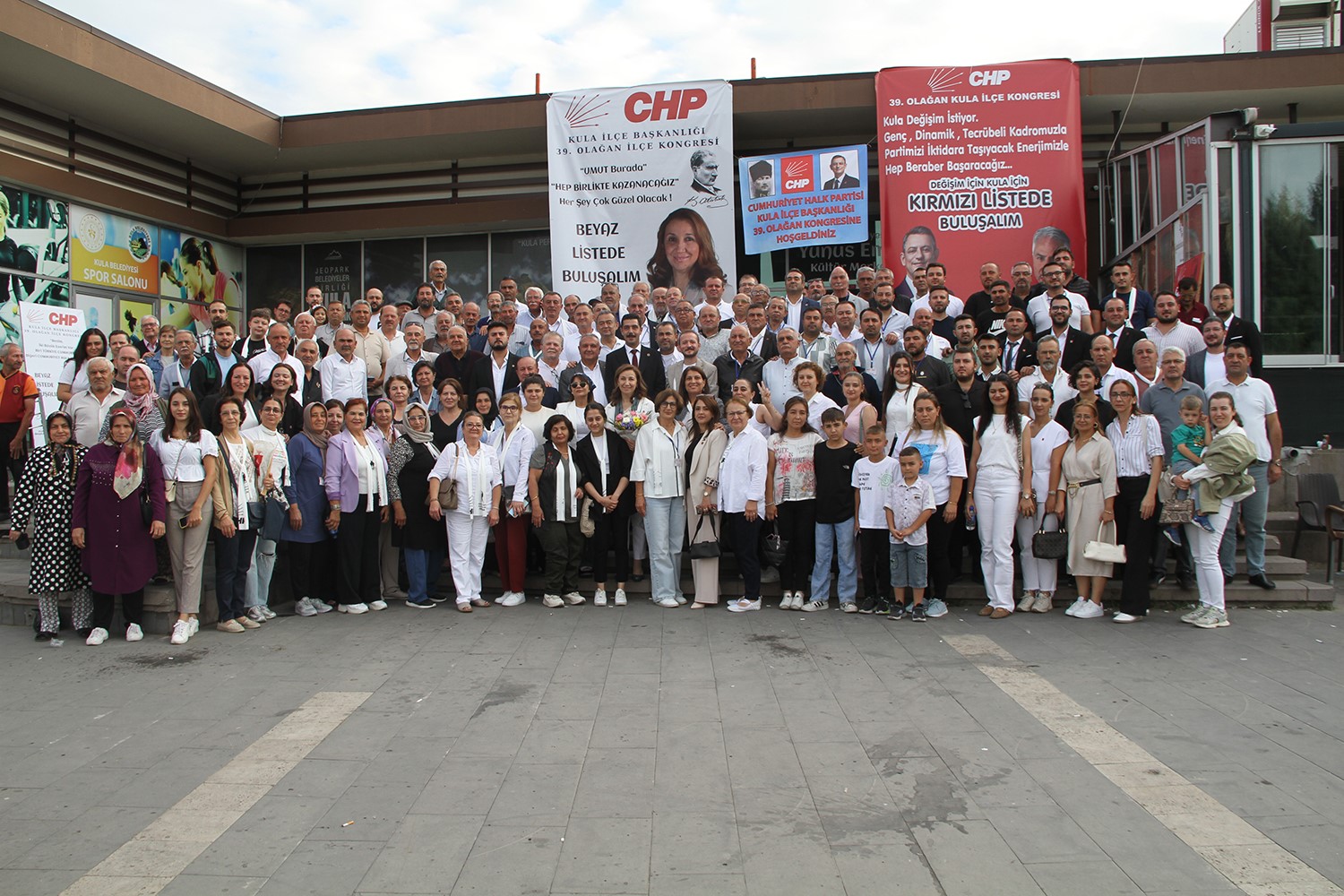 CHP Kula İl&ccedil;e Kongresi&rsquo;nde başkanlığa Esen &Ccedil;ınar se&ccedil;ildi
