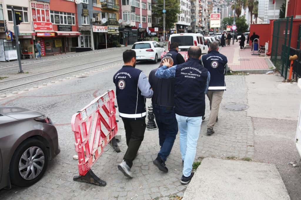 Kocaeli&rsquo;de firari h&uuml;k&uuml;ml&uuml; ve 2 g&ouml;&ccedil;men ka&ccedil;ak&ccedil;ısı tutuklandı
