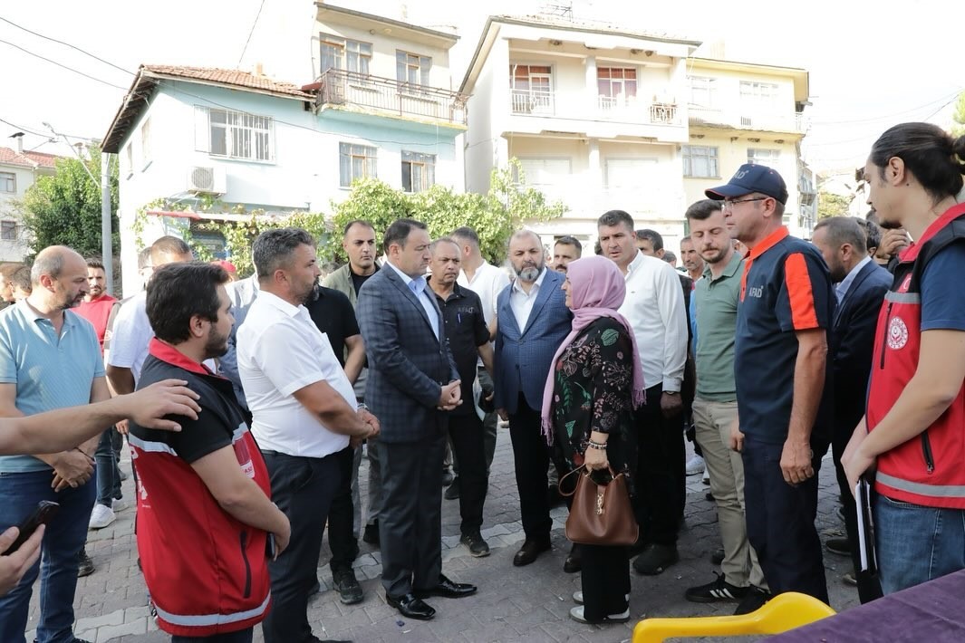 Vali Işın deprem sonrası Simav’da vatandaşlarla bir araya geldi