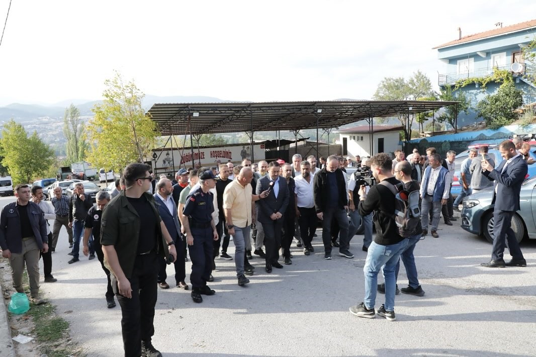 Vali Işın deprem sonrası Simav&rsquo;da vatandaşlarla bir araya geldi
