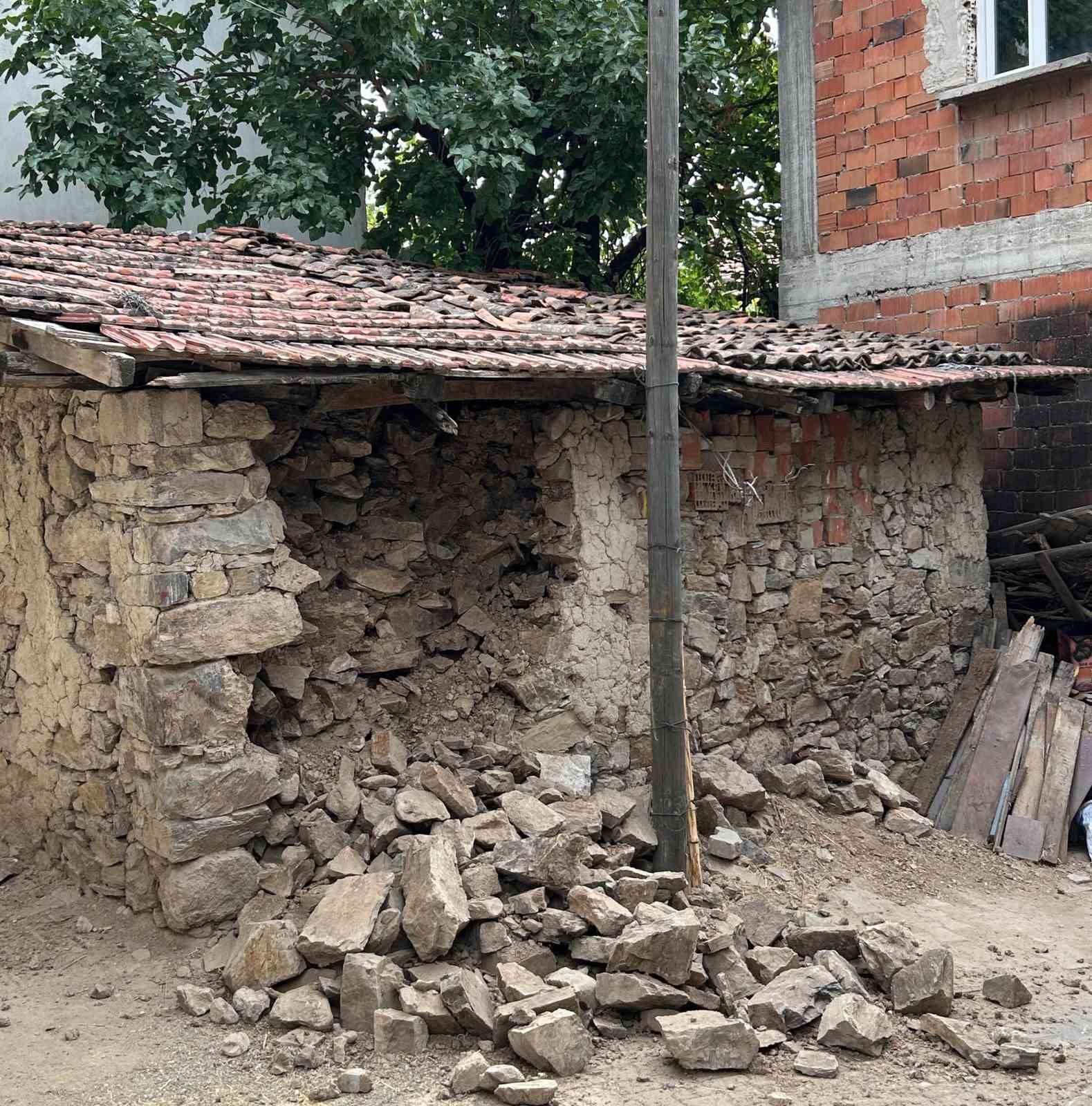 Simav beşik gibi sallanıyor
