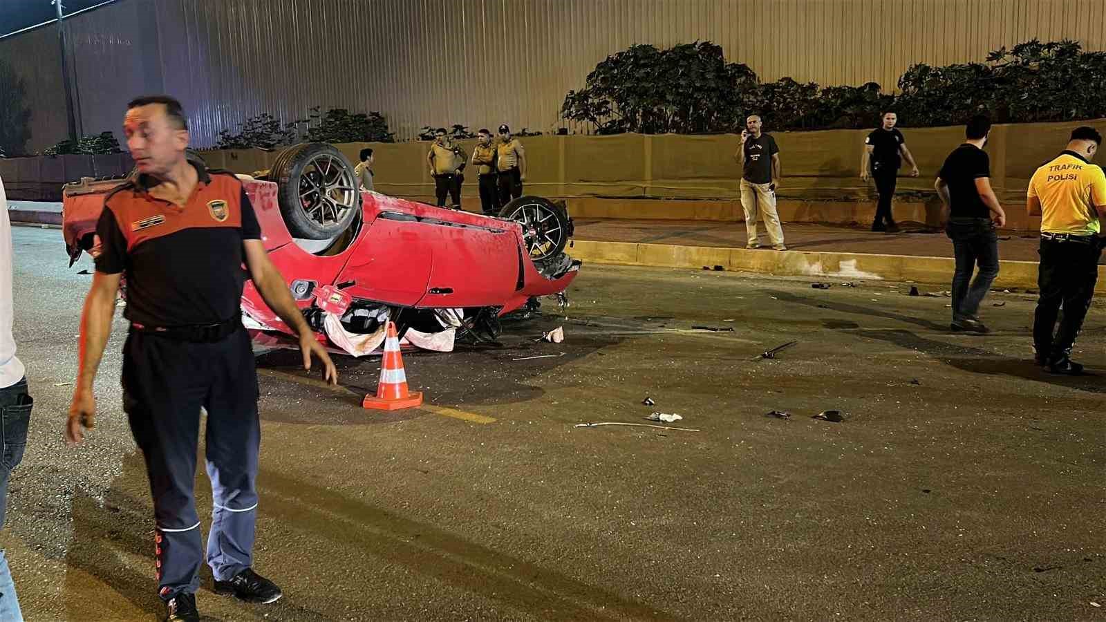 Otomobil, kaldırımda yürüyen yayalara çarptı: 3 ölü, 3 yaralı