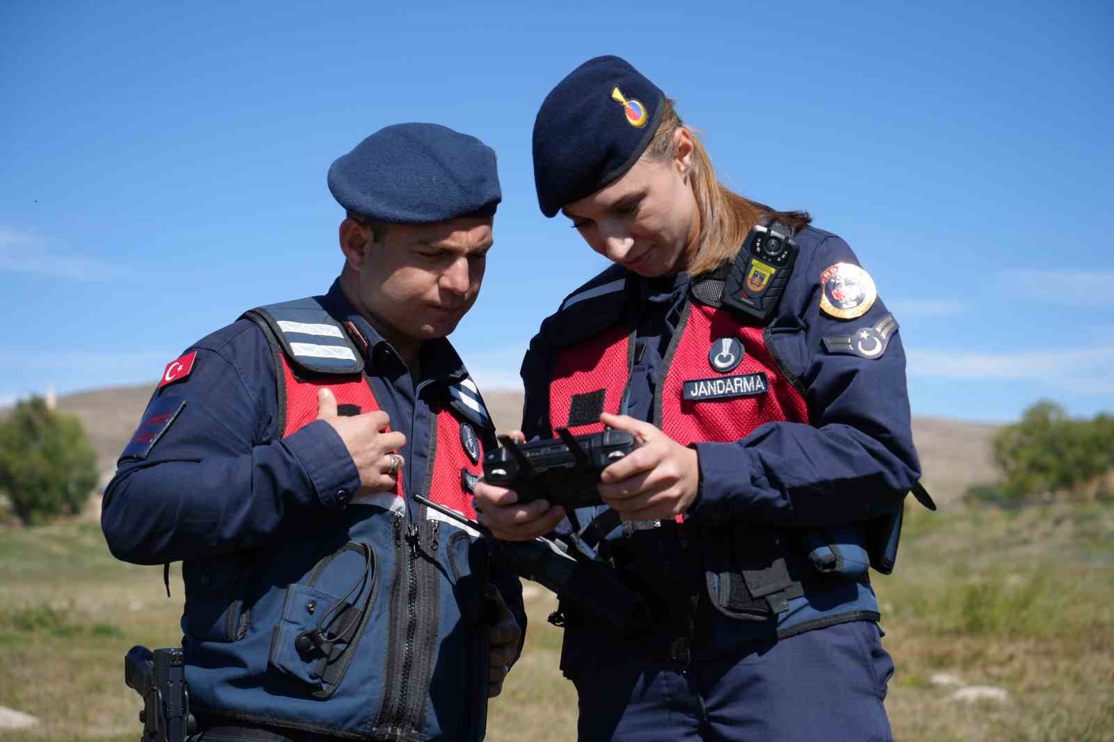 Bayburt&rsquo;ta kaybolan 13 koyun jandarma ekiplerince dağda bulundu
