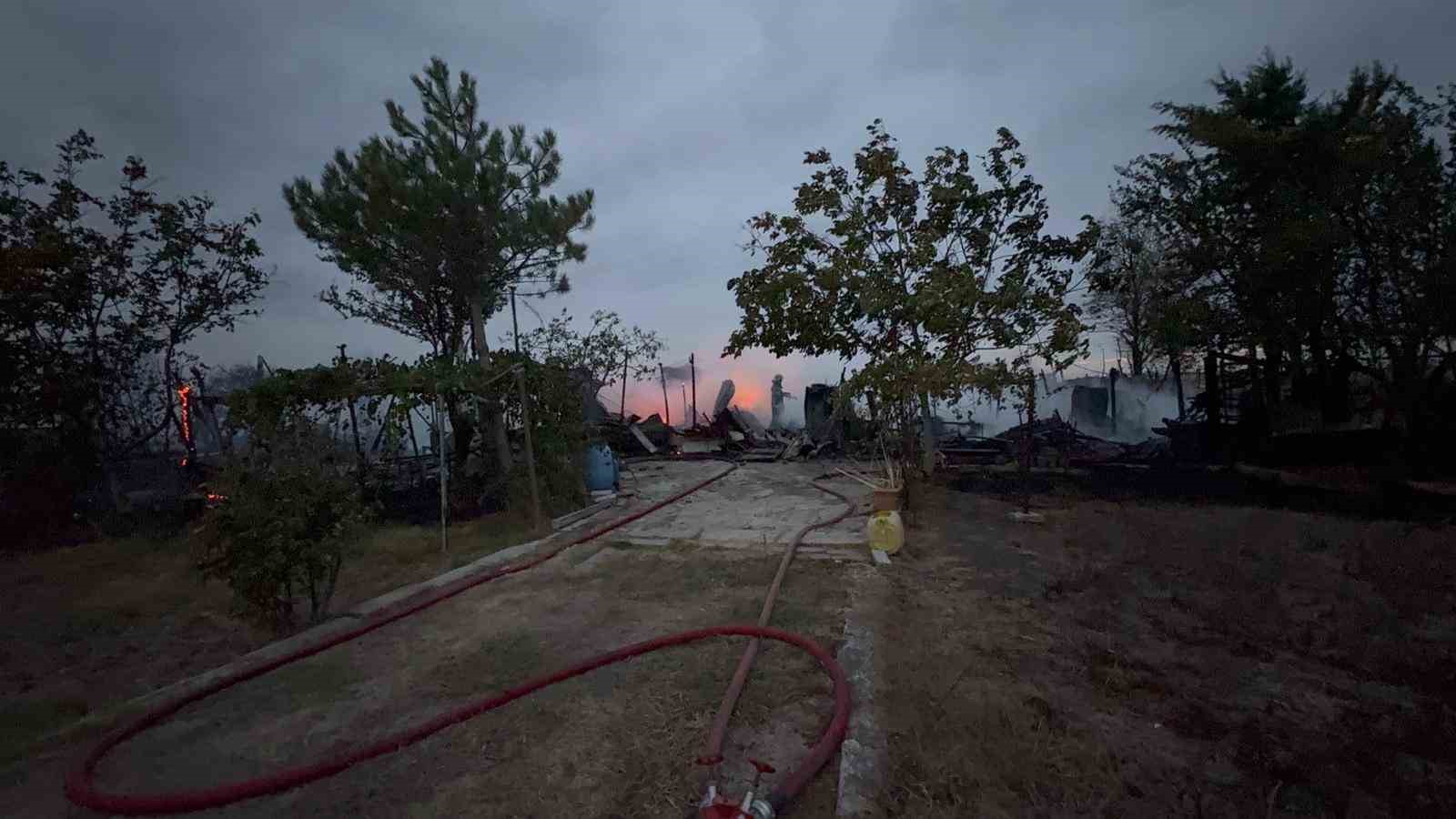 Bağ evi alev topuna d&ouml;nd&uuml;, dakikalar i&ccedil;inde k&uuml;l oldu
