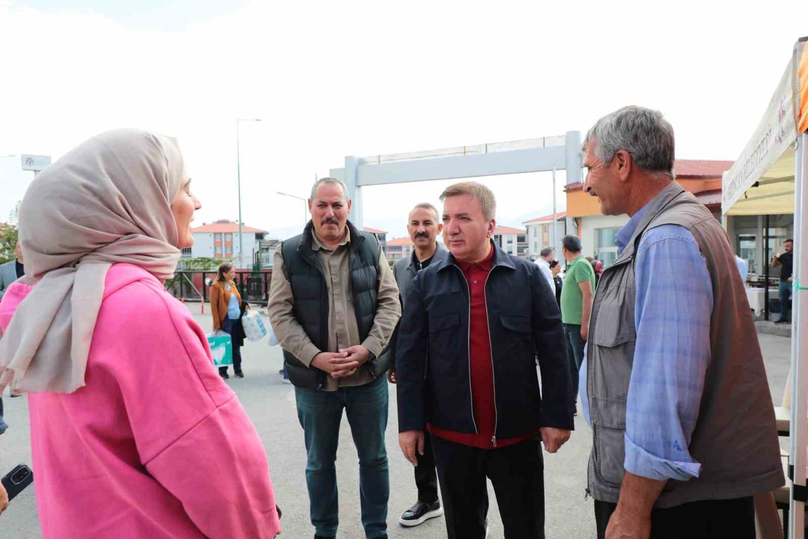 &Uuml;niversite &ouml;ğrencileri Tulum Peyniri ve Cimin &Uuml;z&uuml;m&uuml;yle karşılandı
