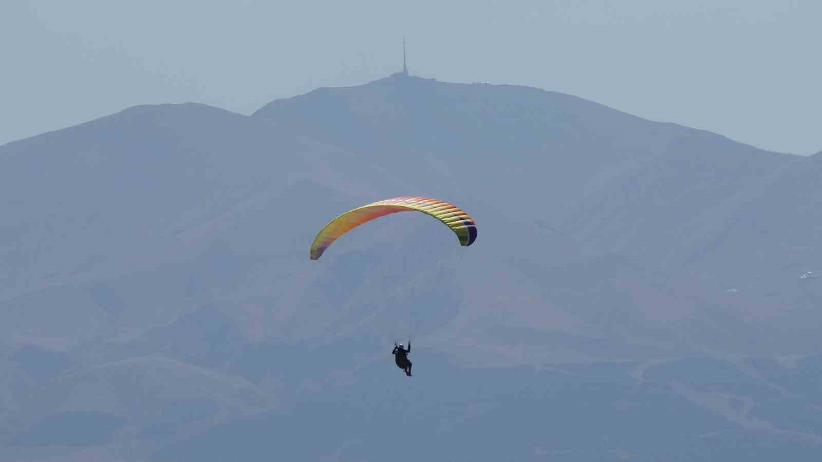 Erzurum’da gökyüzü rengarenk paraşütlerle süslendi