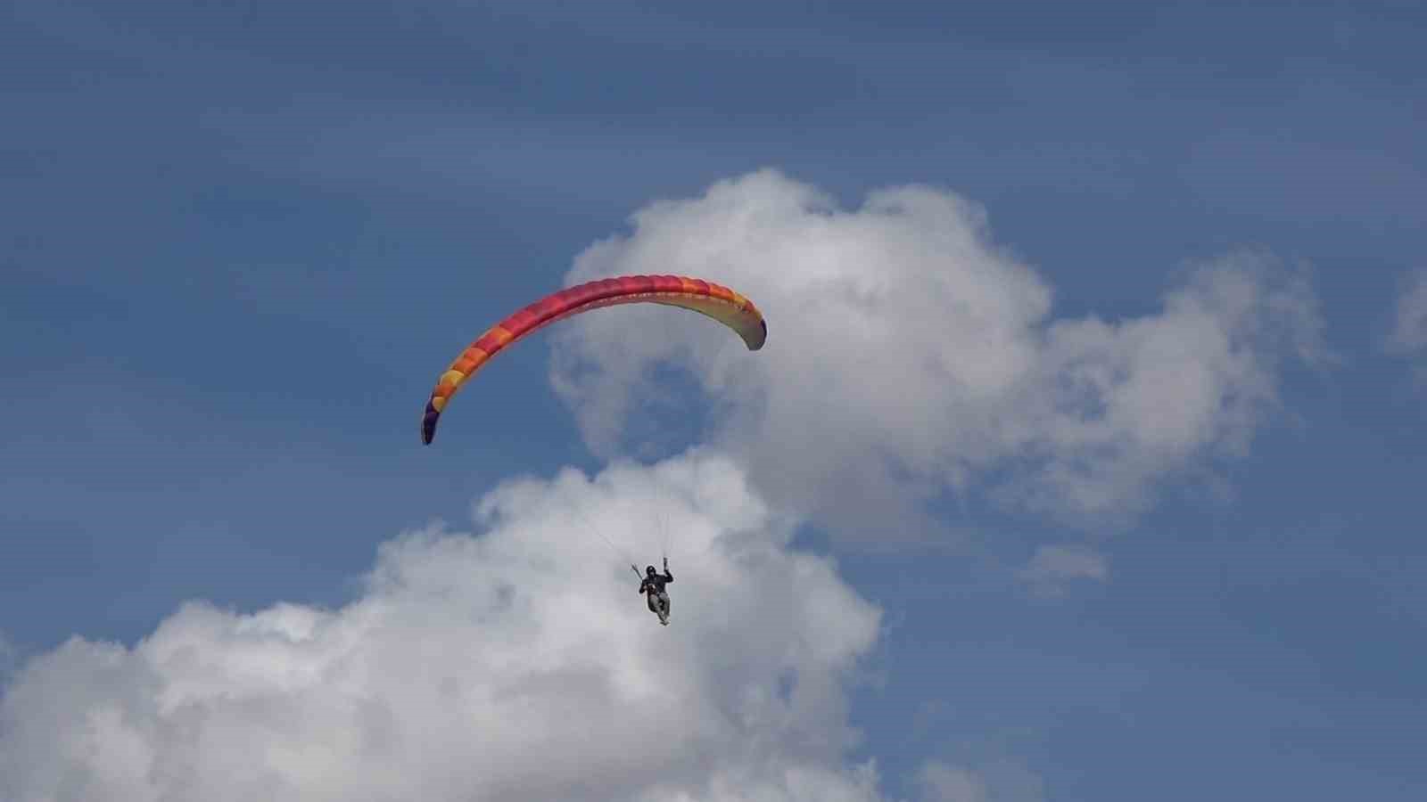 Erzurum&rsquo;da g&ouml;ky&uuml;z&uuml; rengarenk paraş&uuml;tlerle s&uuml;slendi
