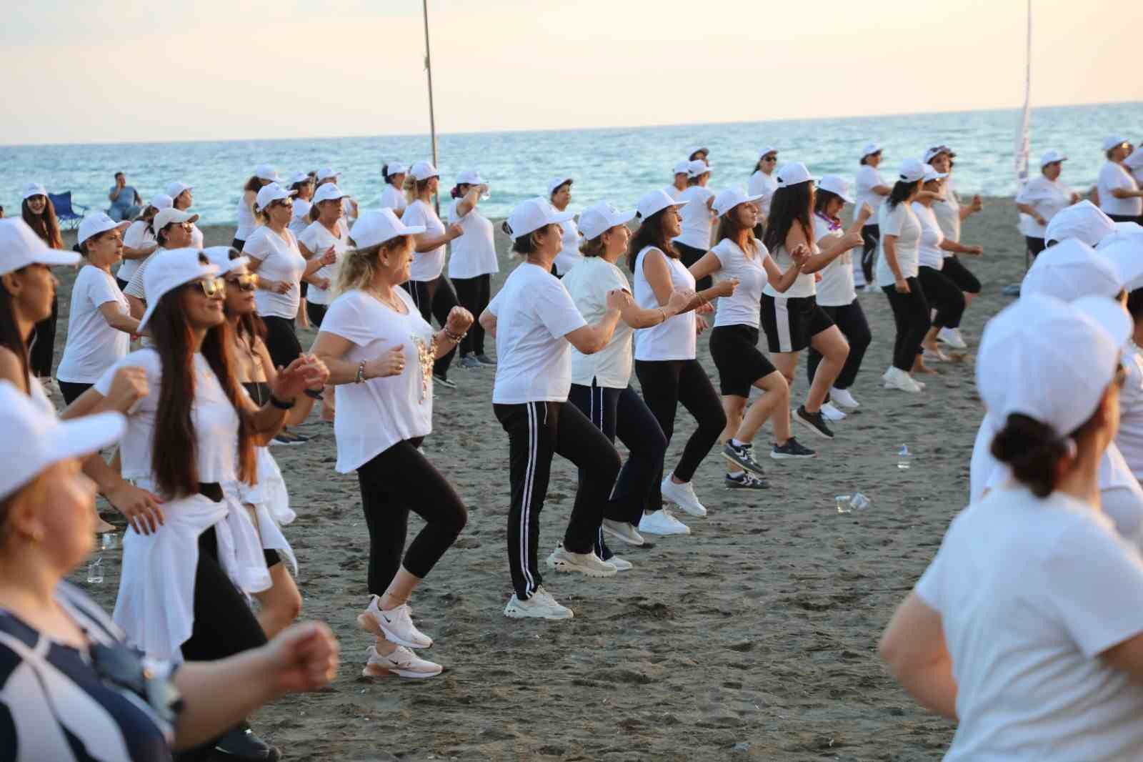 Sahilde spor yapmanın tadını çıkardılar