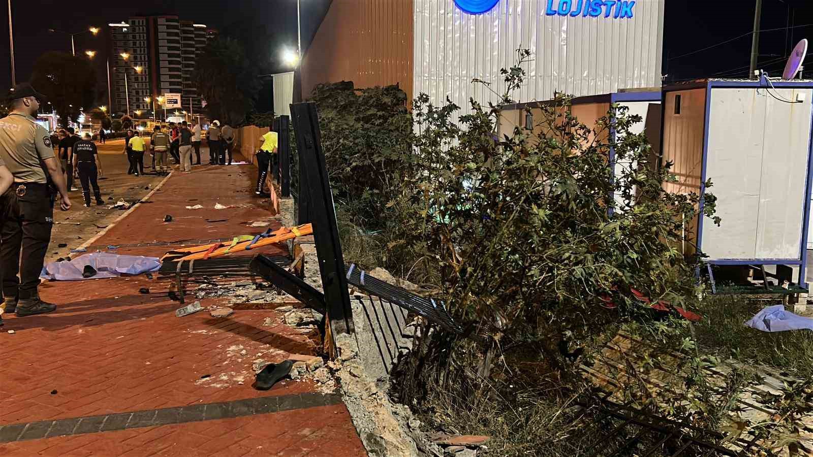 Otomobilin, kaldırımda y&uuml;r&uuml;yen yayaların arasına daldığı kazada &ouml;len 3 kişinin ismi belli oldu
