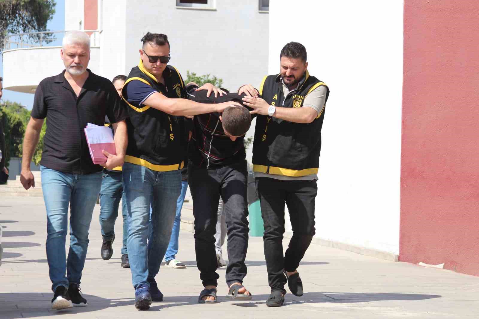 O anlar kamerada: Motosikletle kapka&ccedil; yaptılar yakalanıp tutuklandılar
