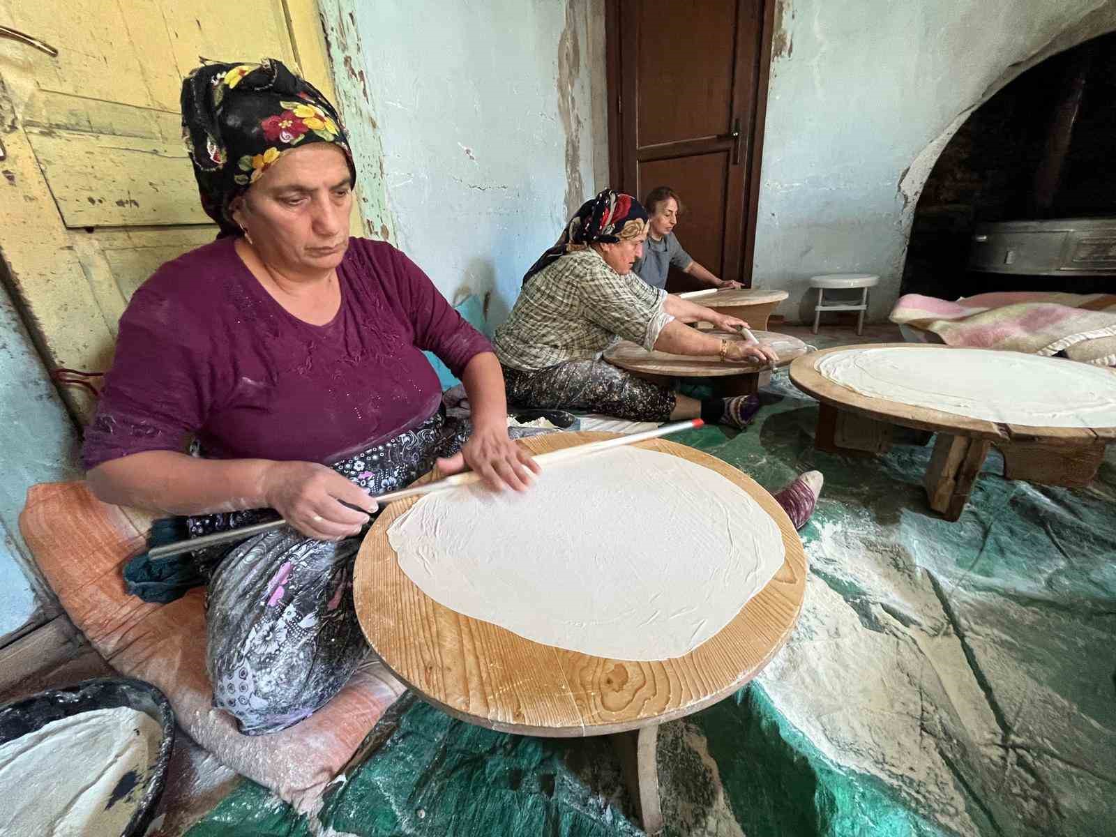 Artvinli kadınlar kışa imece usulüyle hazırlanıyor
