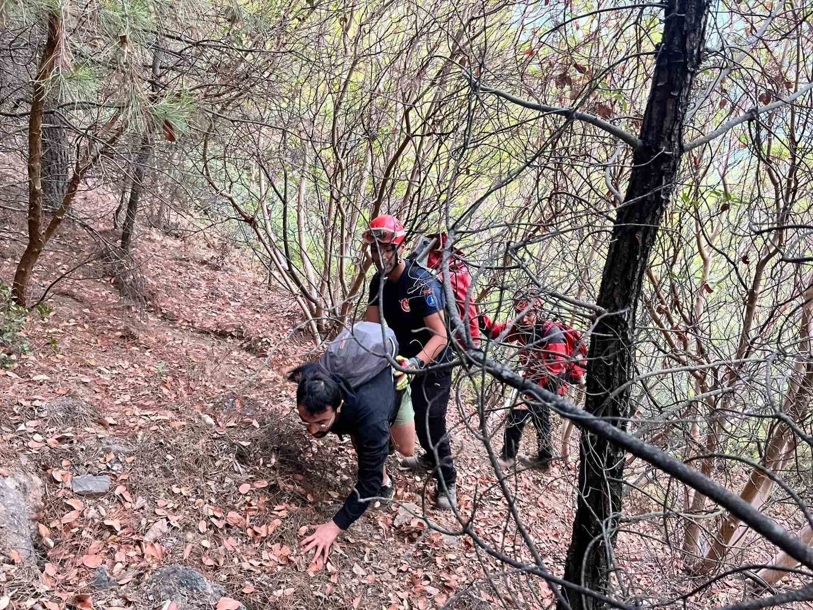 İzmir’de kayalıklarda mahsur kalan 3 genç kurtarıldı