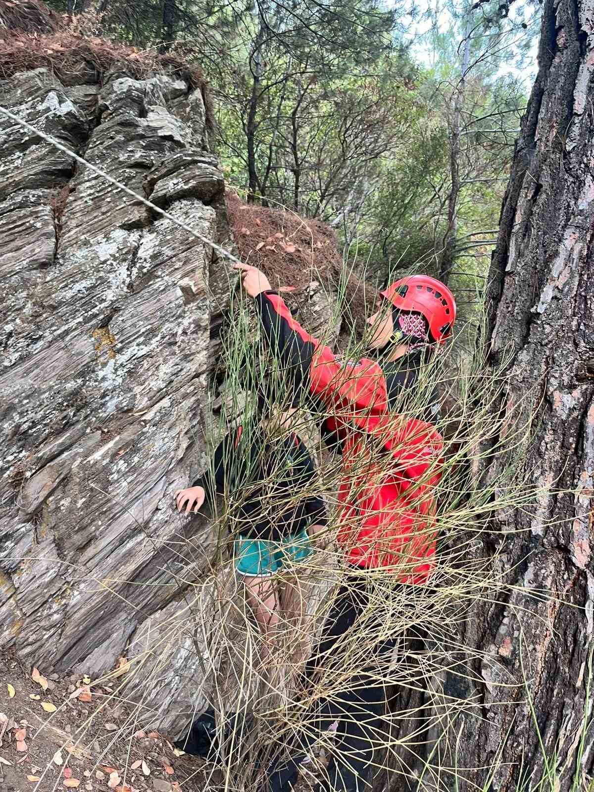 İzmir&rsquo;de kayalıklarda mahsur kalan 3 gen&ccedil; kurtarıldı
