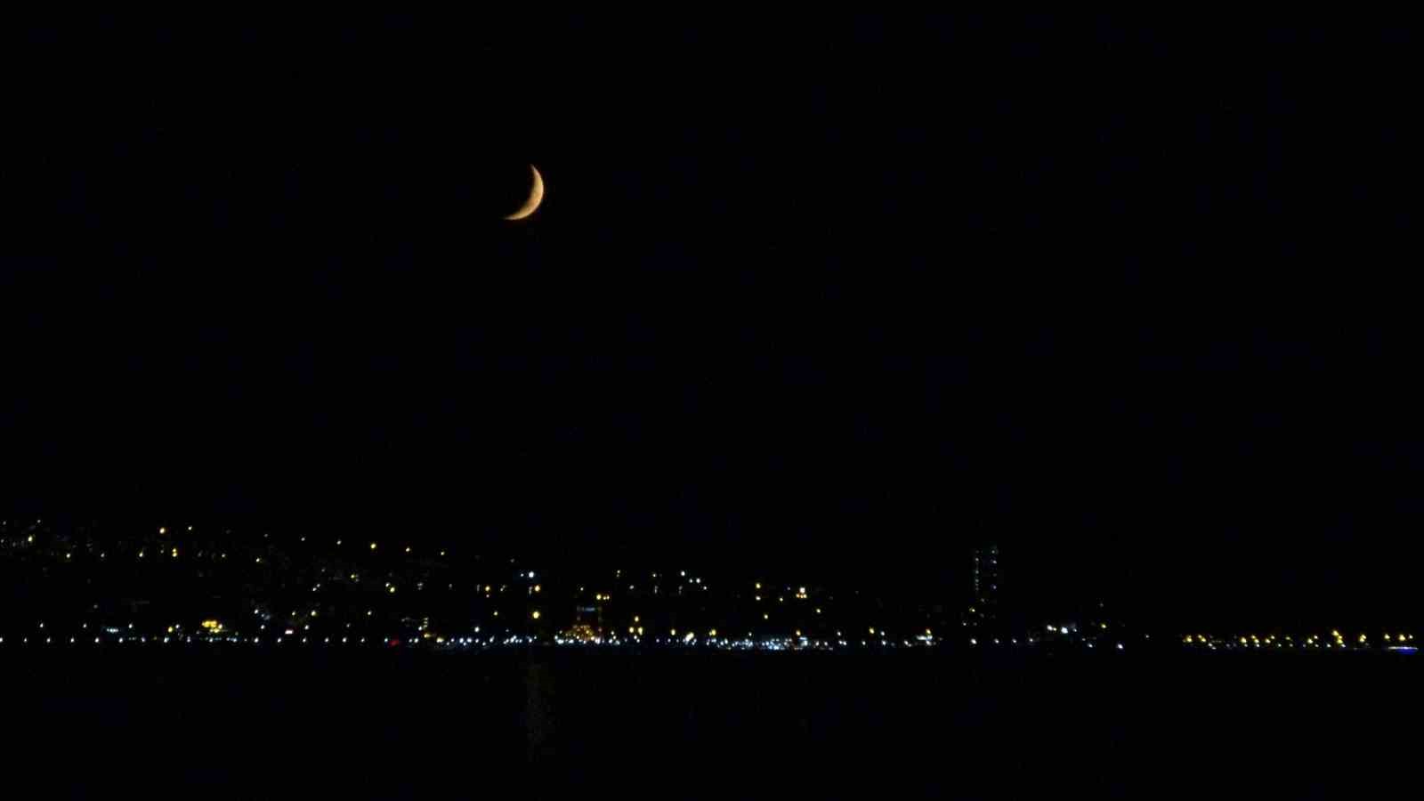 Van semalarında hilal ay ile bulutların saklamba&ccedil; oyunu
