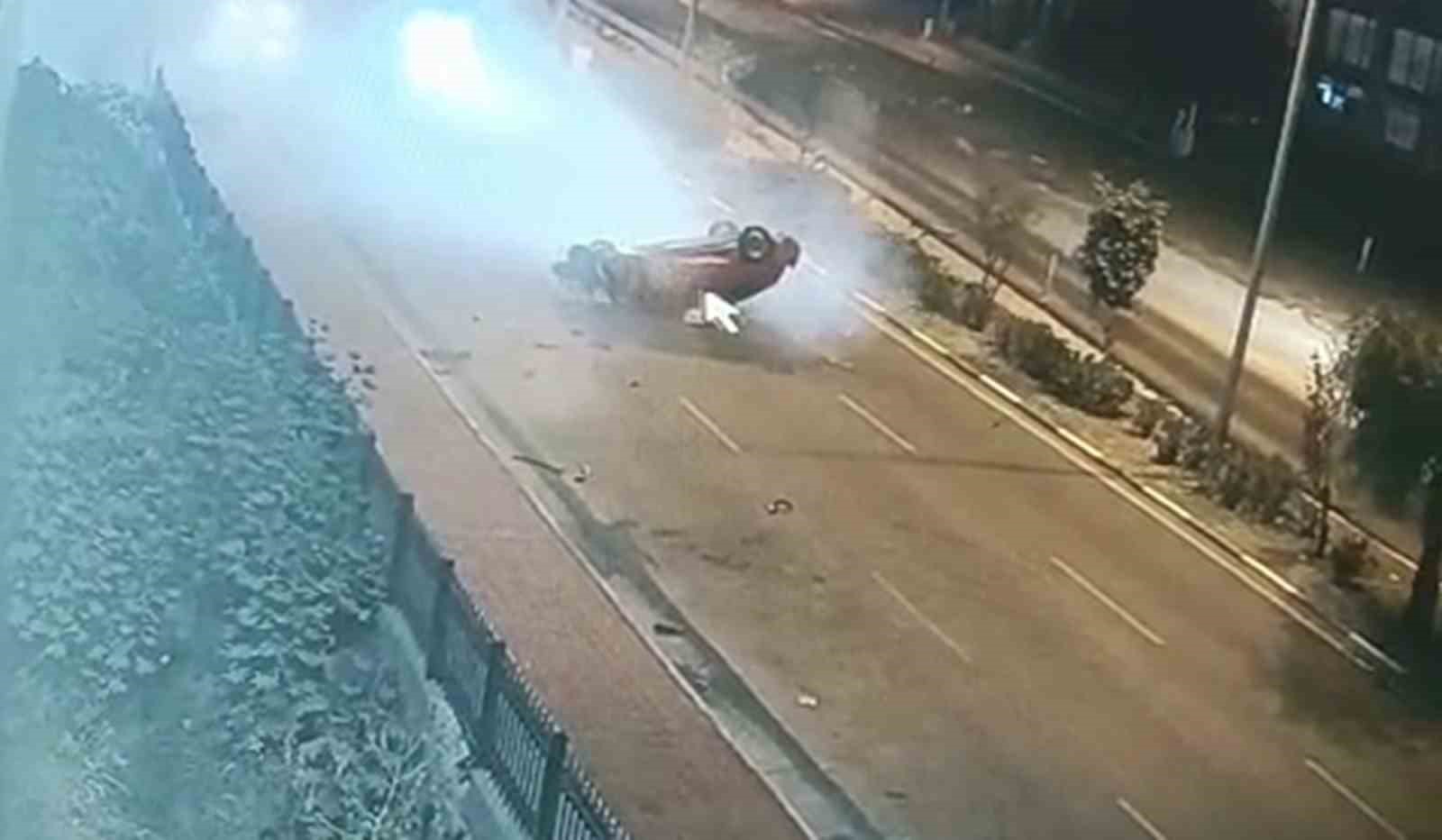 Otomobilin, kaldırımda yürüyen yayaların arasına daldığı anlar kamerada