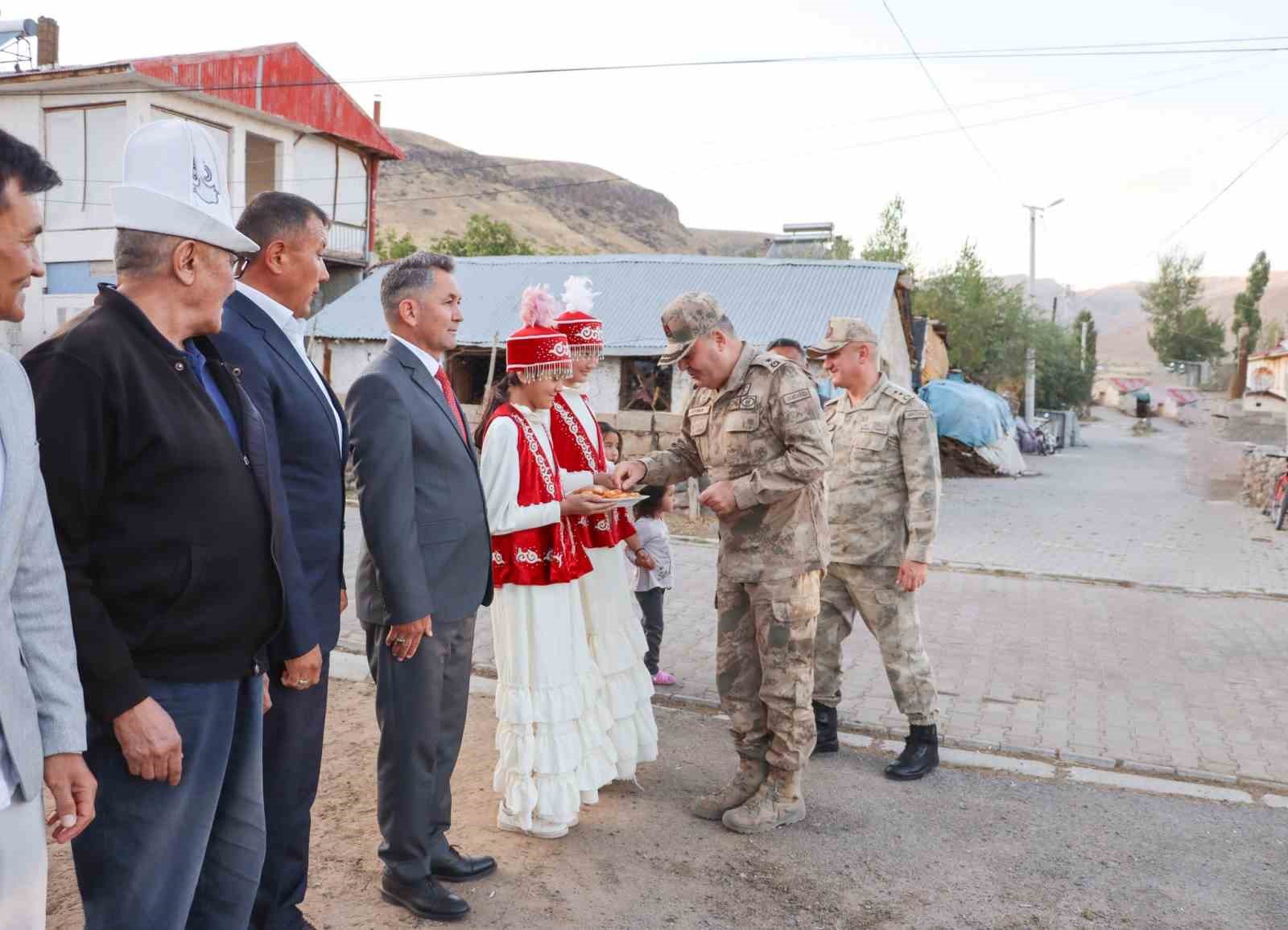 Ulupamir&rsquo;de jandarma komutanına atlı karşılama
