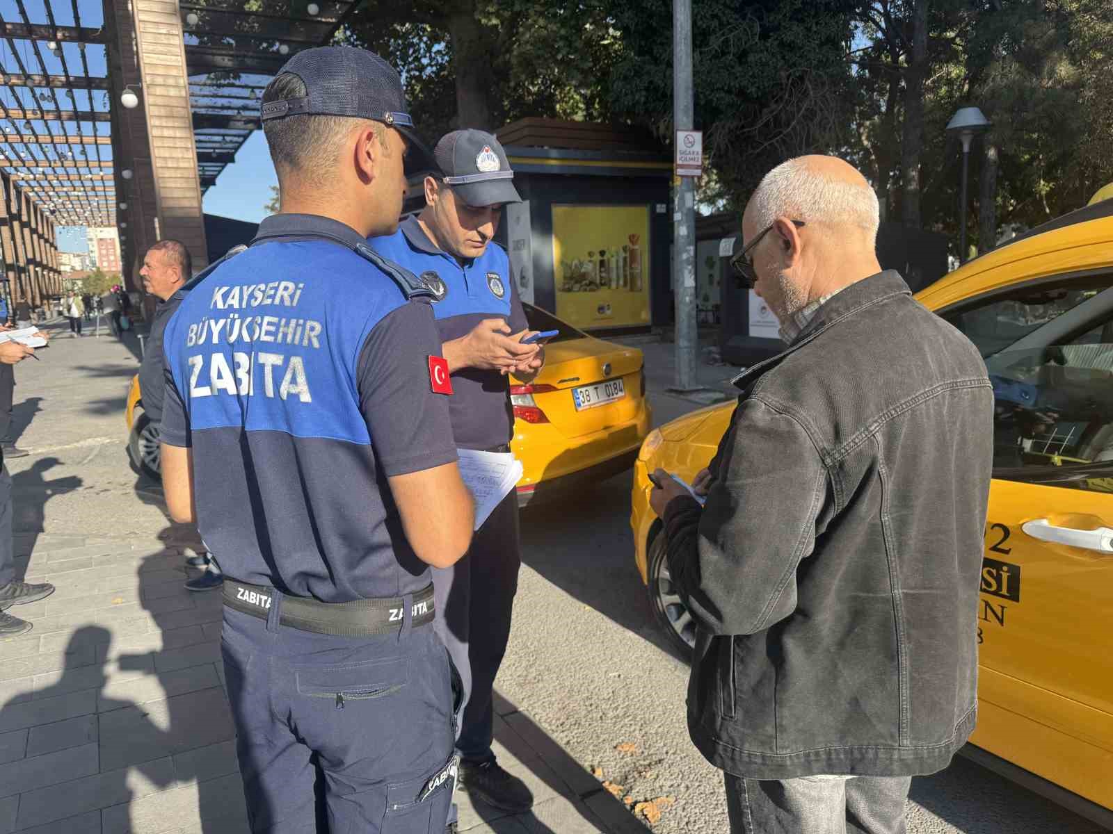 Zabıtadan taksi ve duraklarına y&ouml;nelik denetim
