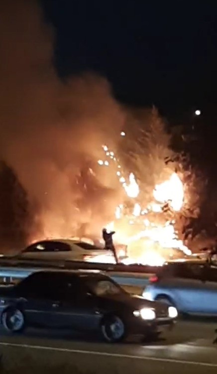 Alev alev yanan otomobil kullanılamaz hale geldi
