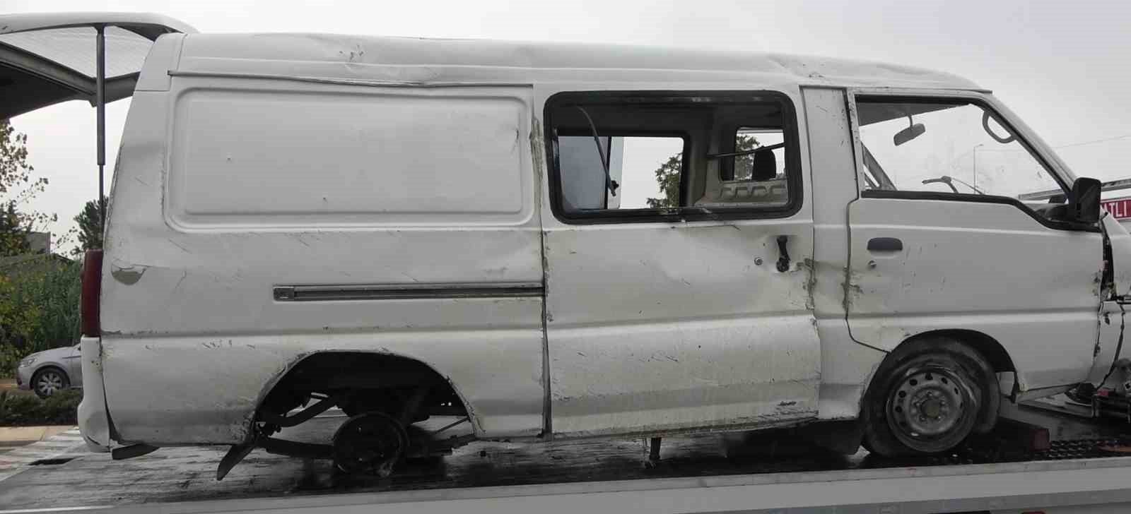 Kaygan zeminde kontrolden çıkan minibüs devrildi: 1 yaralı