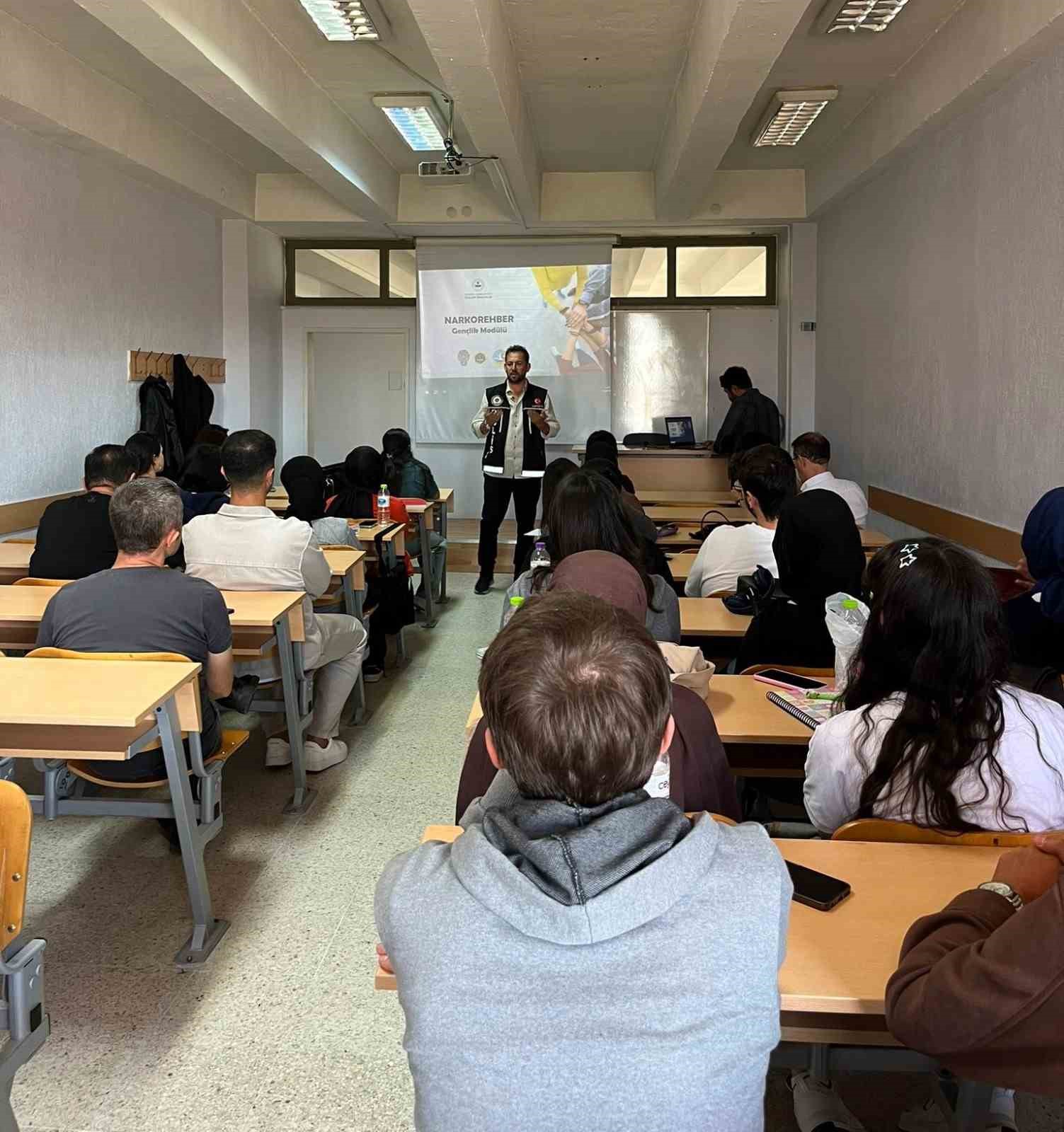 Polis uyuşturucu ile m&uuml;cadele eğitimlerine devam ediyor
