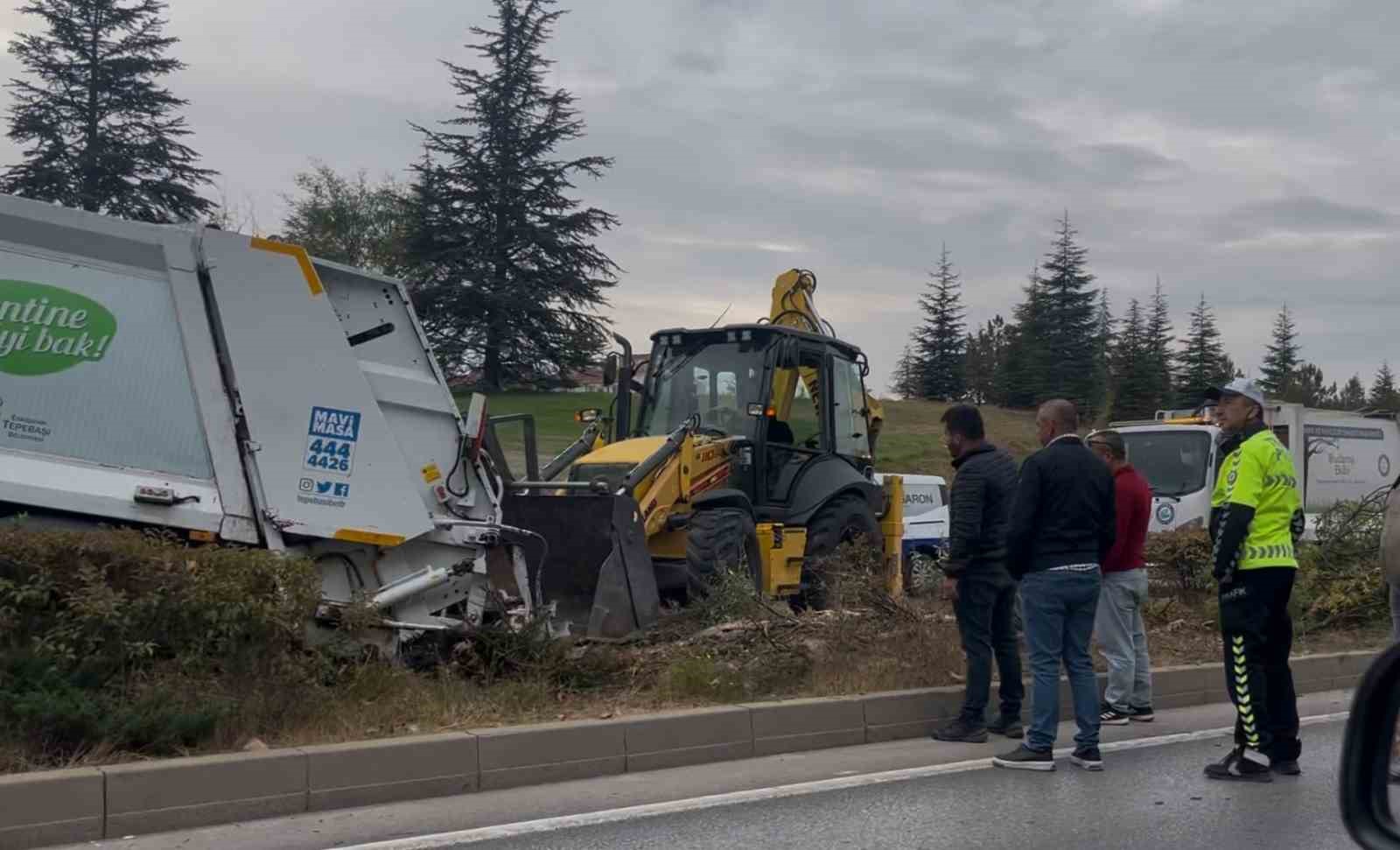 Kontrolden &ccedil;ıkan &ccedil;&ouml;p kamyonu ağa&ccedil;ları yatırarak ref&uuml;je &ccedil;ıktı
