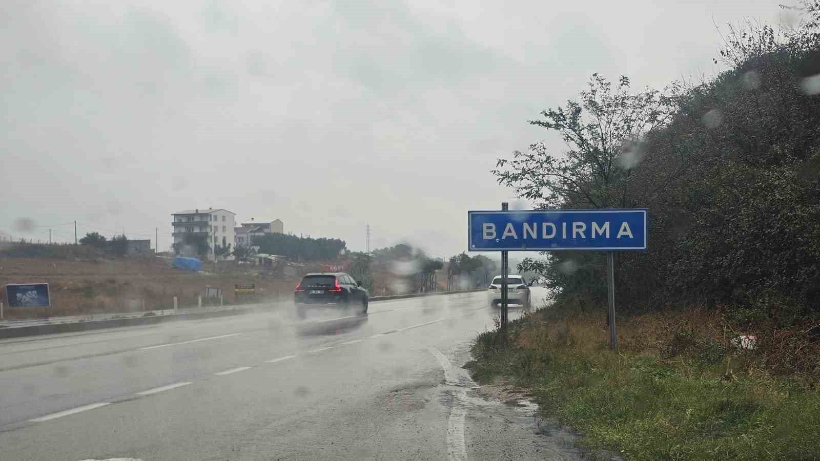 Bandırma güne yağışla başladı