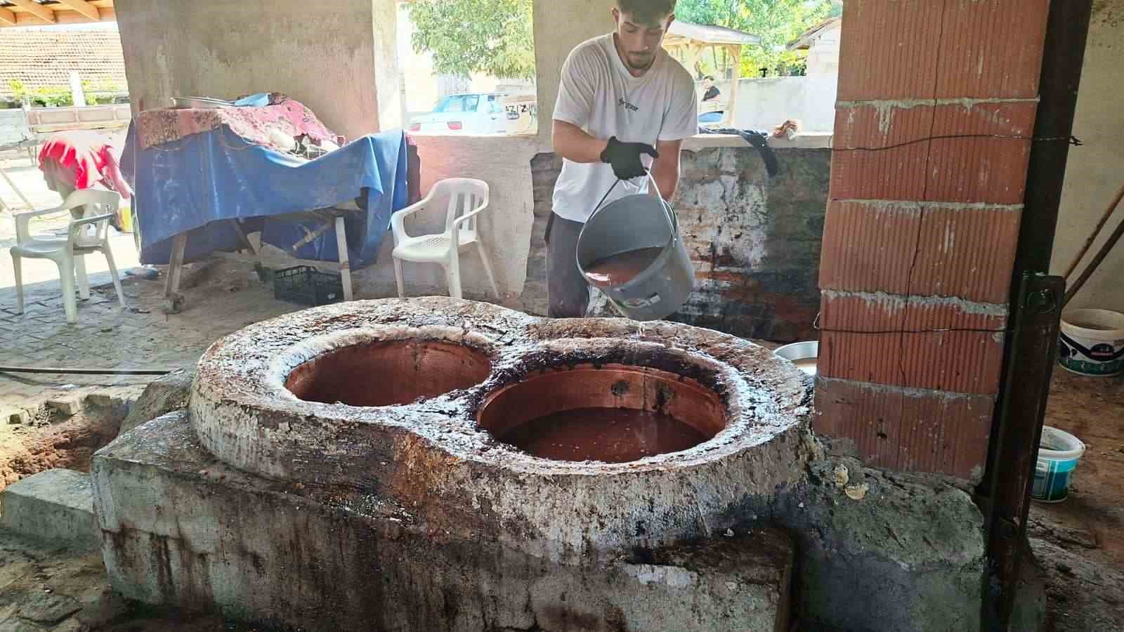 Emet Yağcık k&ouml;y&uuml;nde asırlardır eski usulle &uuml;z&uuml;m pekmezi yapımı geleneği s&uuml;rd&uuml;r&uuml;l&uuml;yor
