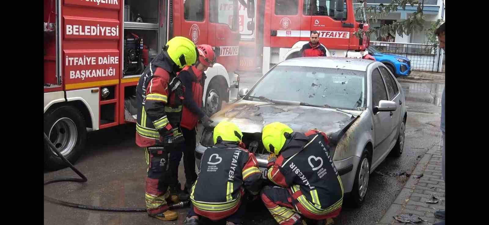 Balıkesir&rsquo;de park halindeki ara&ccedil; yandı
